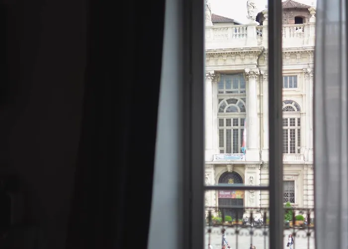 卡斯泰洛广场套房公寓式酒店