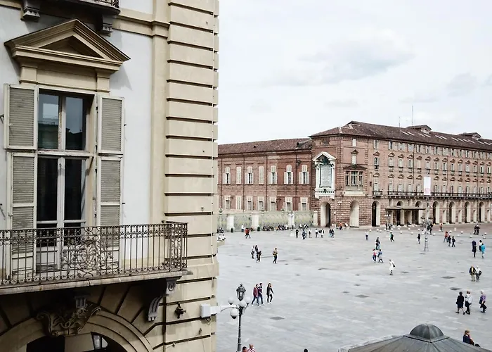 卡斯泰洛广场套房公寓式酒店